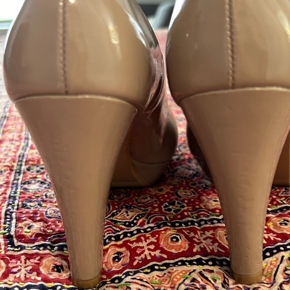 H&M tan patent platform pumps size 8 - Picture 5 of 10